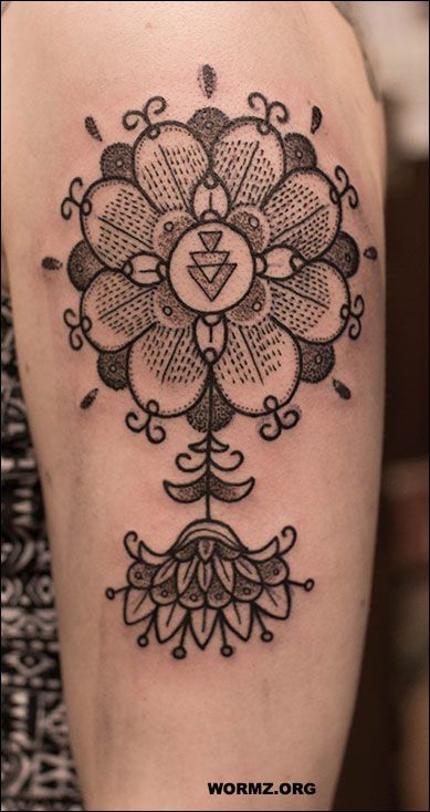 Dotwork kukka tatuointi